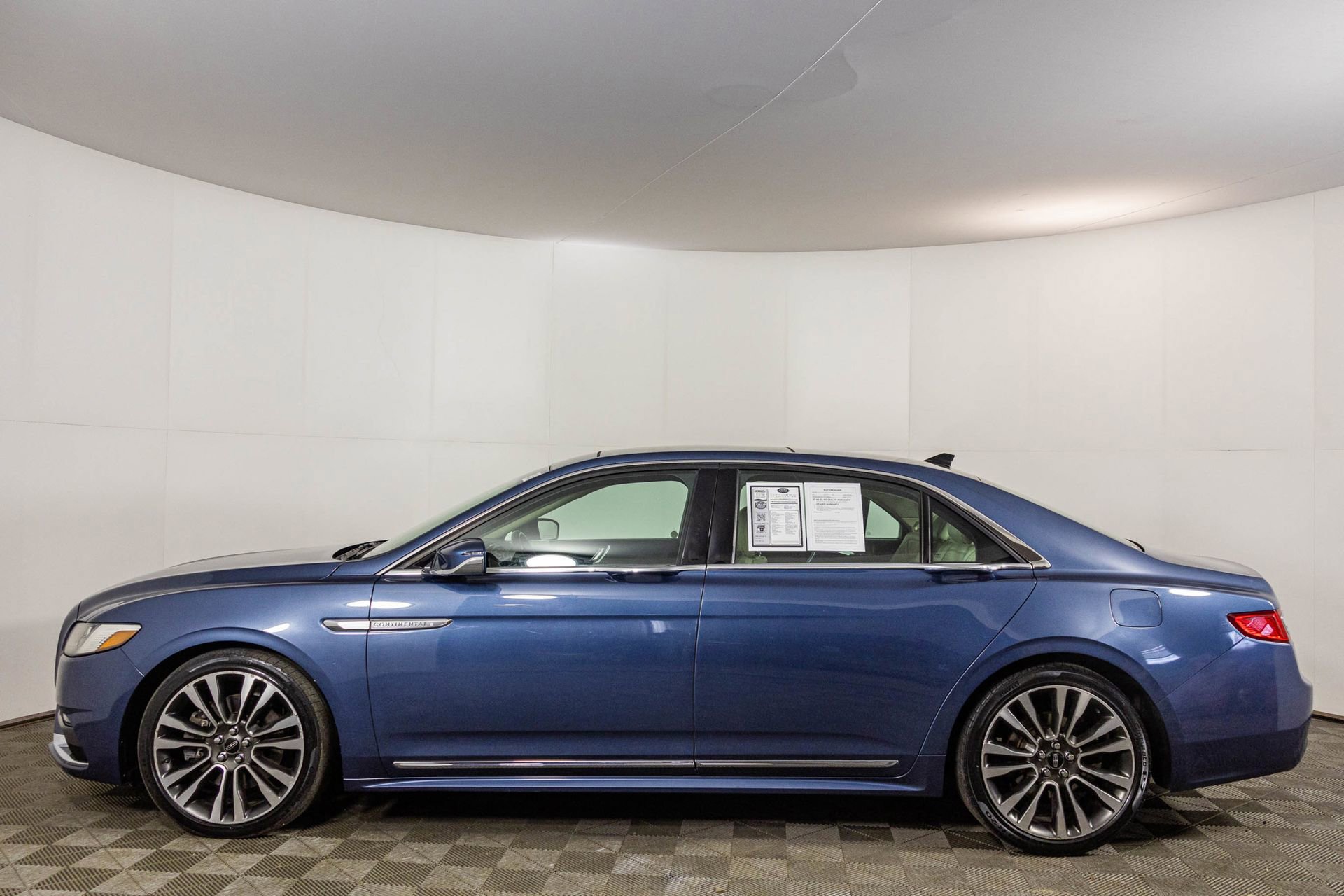 Used 2018 Lincoln Continental Select image 23