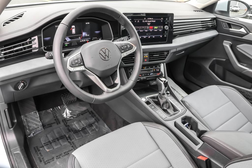 Used 2025 Volkswagen Jetta SE image 4