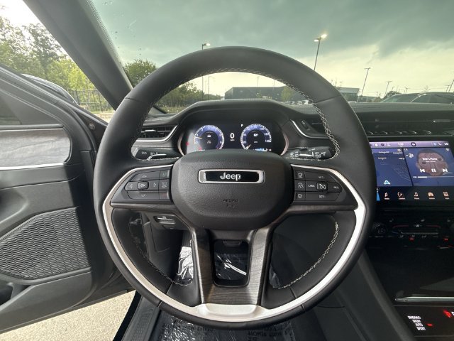 Used 2024 Jeep Grand Cherokee Limited w/ Black Appearance Package AWD/4WD image 14