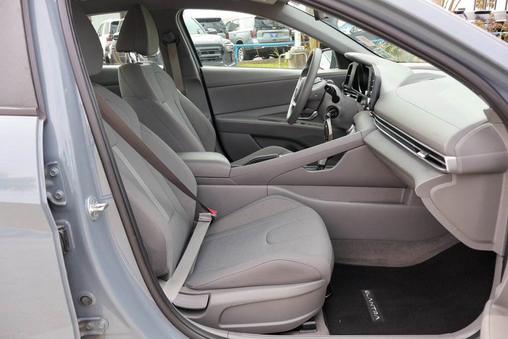 Used 2023 Hyundai Elantra SE image 9