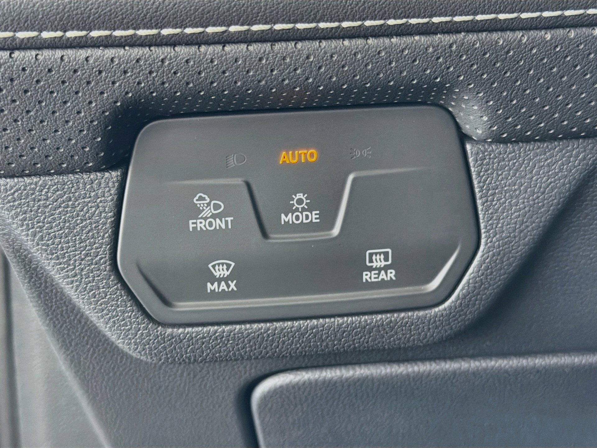 Used 2026 Volkswagen Atlas Cross Sport SE FWD image 32