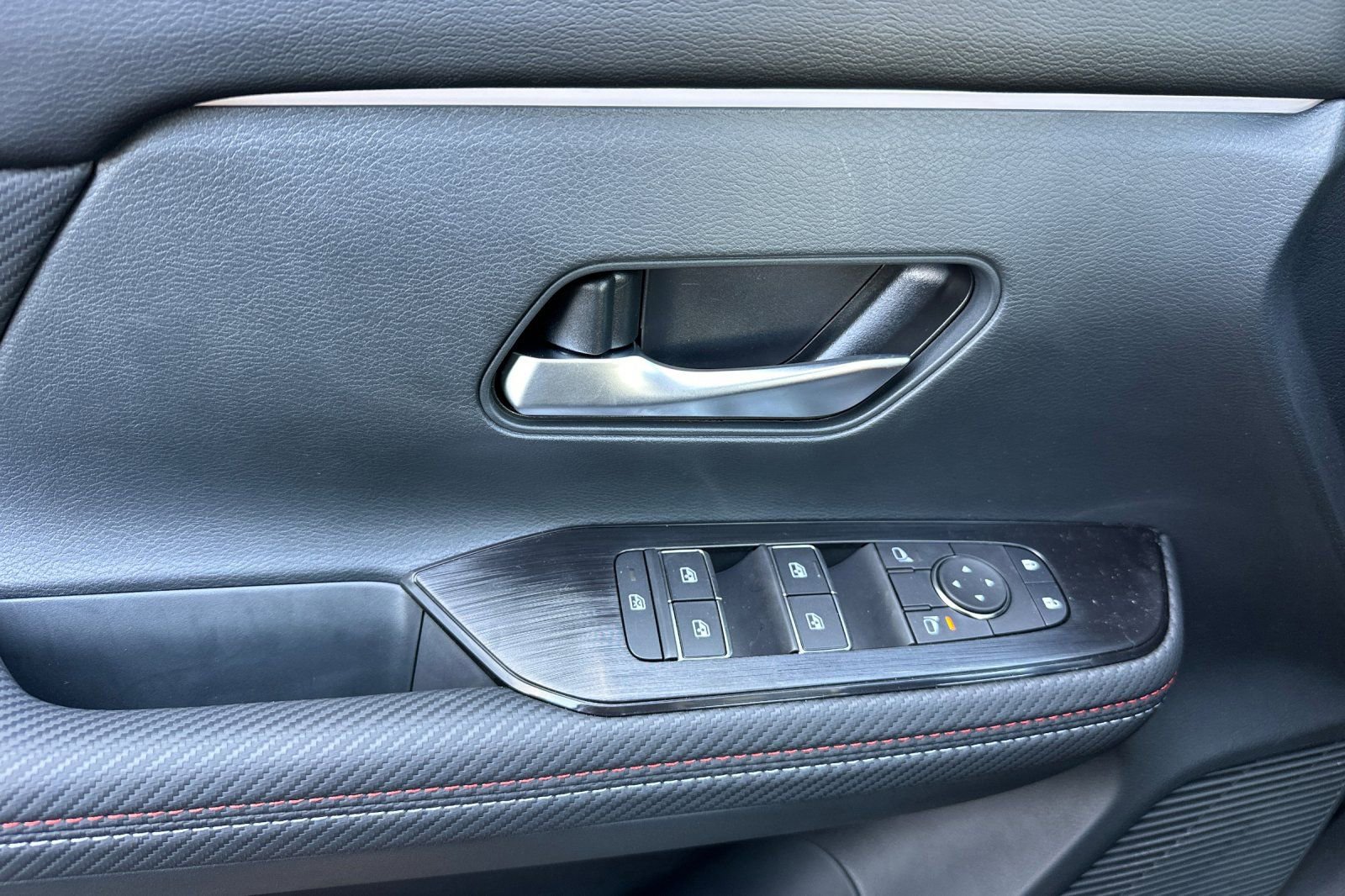 New 2025 Nissan Kicks SR image 8