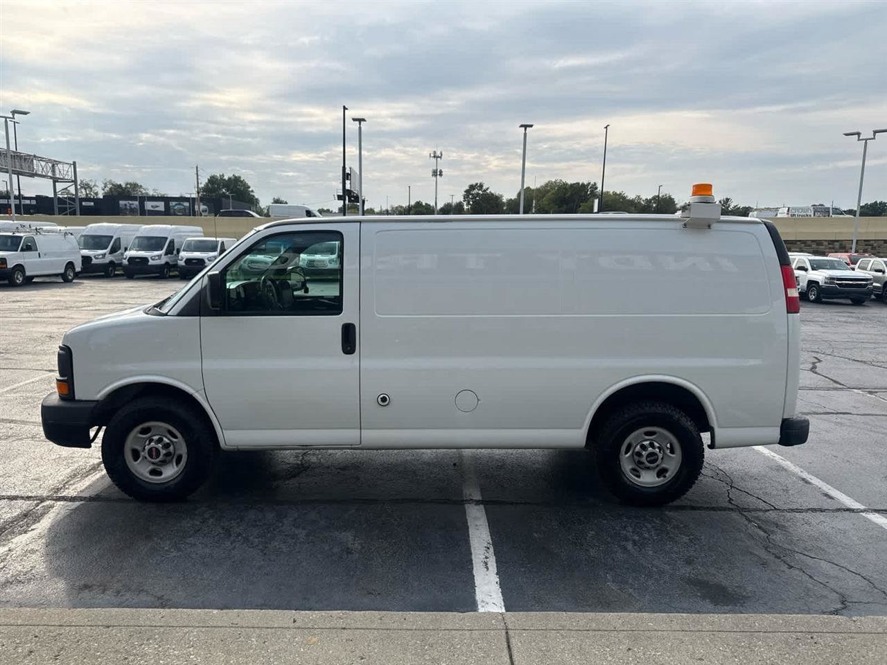 Used 2014 GMC Savana 3500 RWD image 5