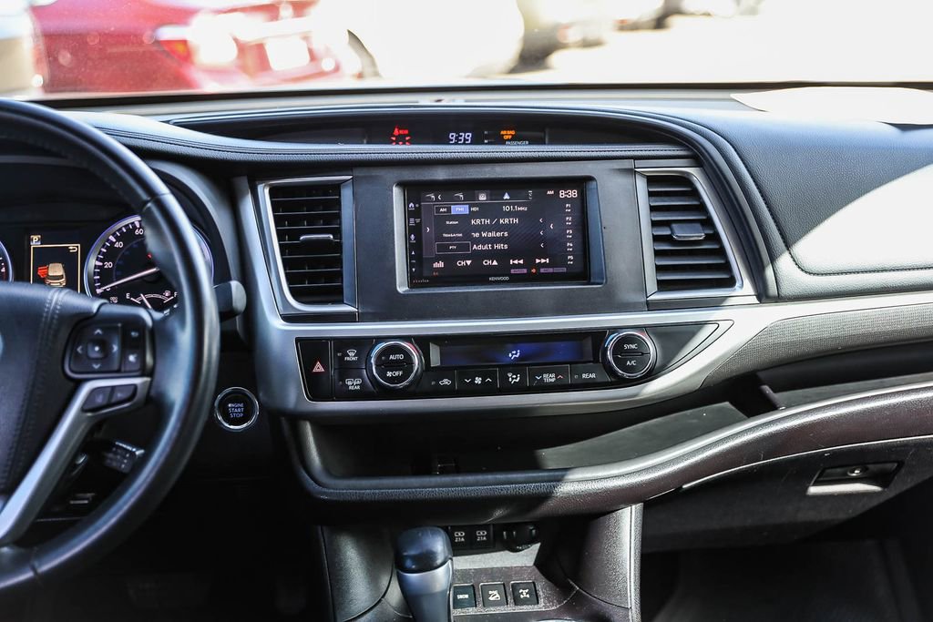 Used 2017 Toyota Highlander SE w/ Carpet Mat Package AWD/4WD image 13