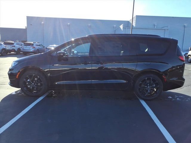 New 2026 Chrysler Pacifica Limited w/ S Appearance Package FWD image 3