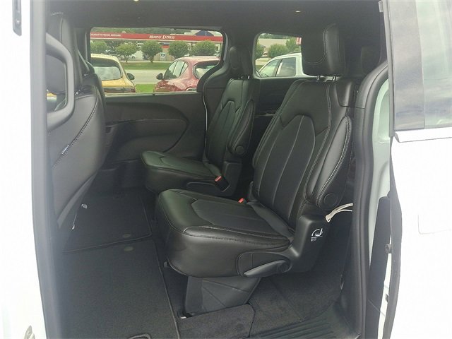 New 2026 Chrysler Pacifica Select image 5