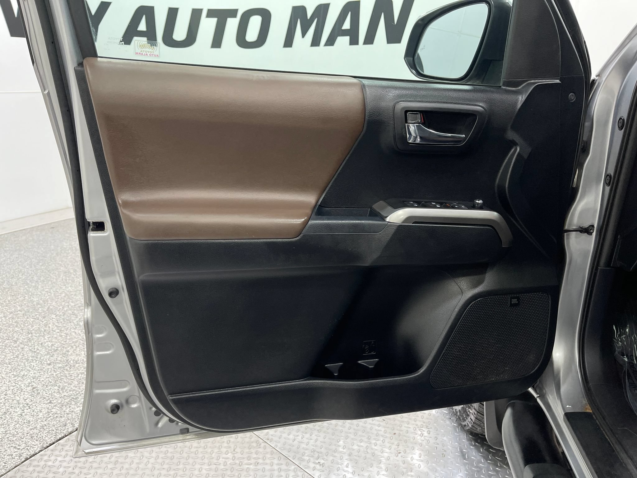 Used 2017 Toyota Tacoma Limited w/ Tow Package AWD/4WD image 14