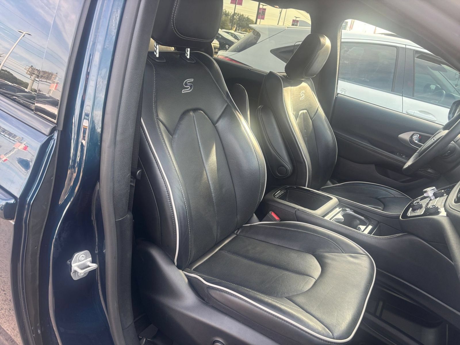 Used 2025 Chrysler Pacifica Limited FWD image 40