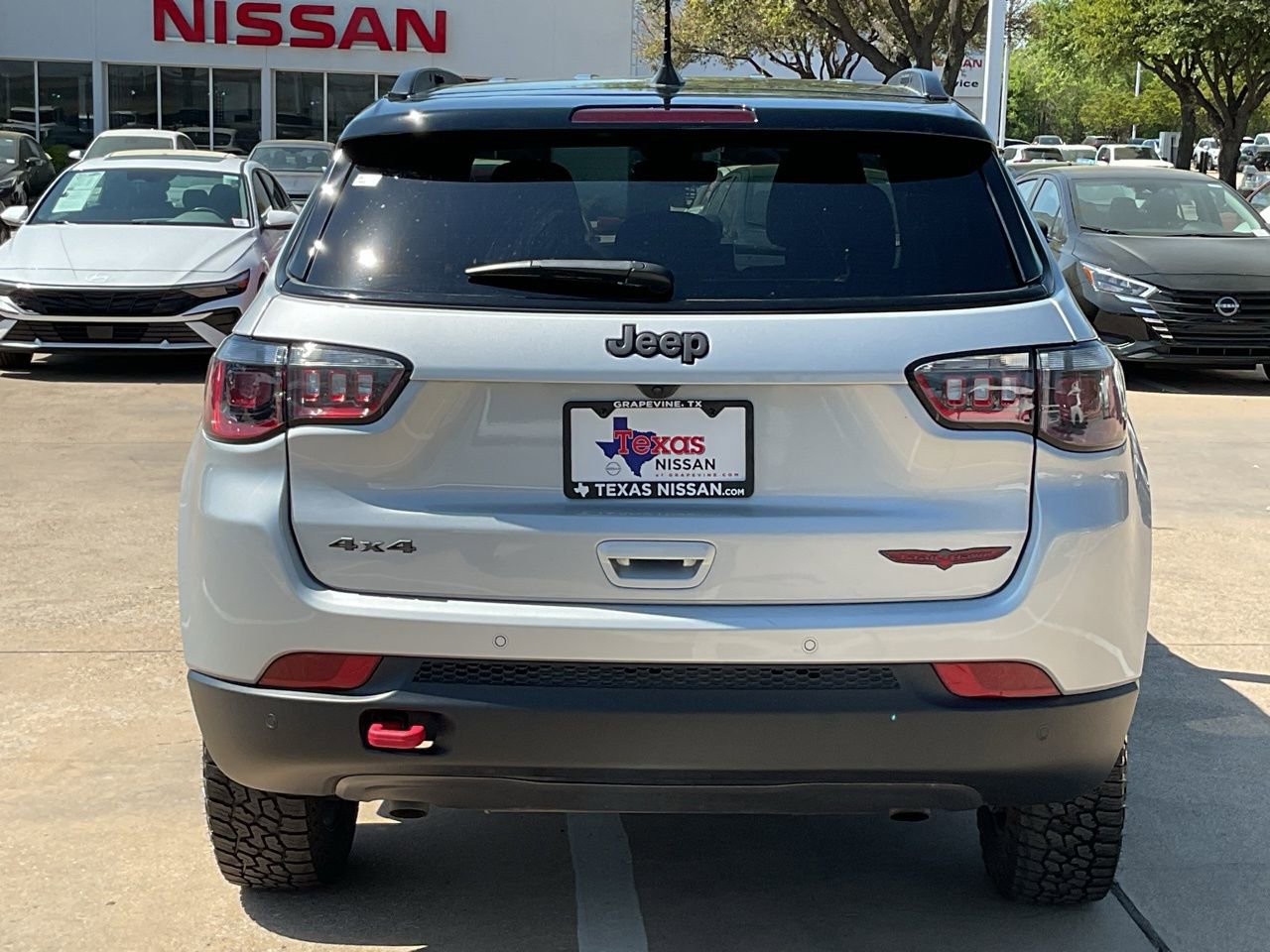 Used 2025 Jeep Compass Trailhawk image 6