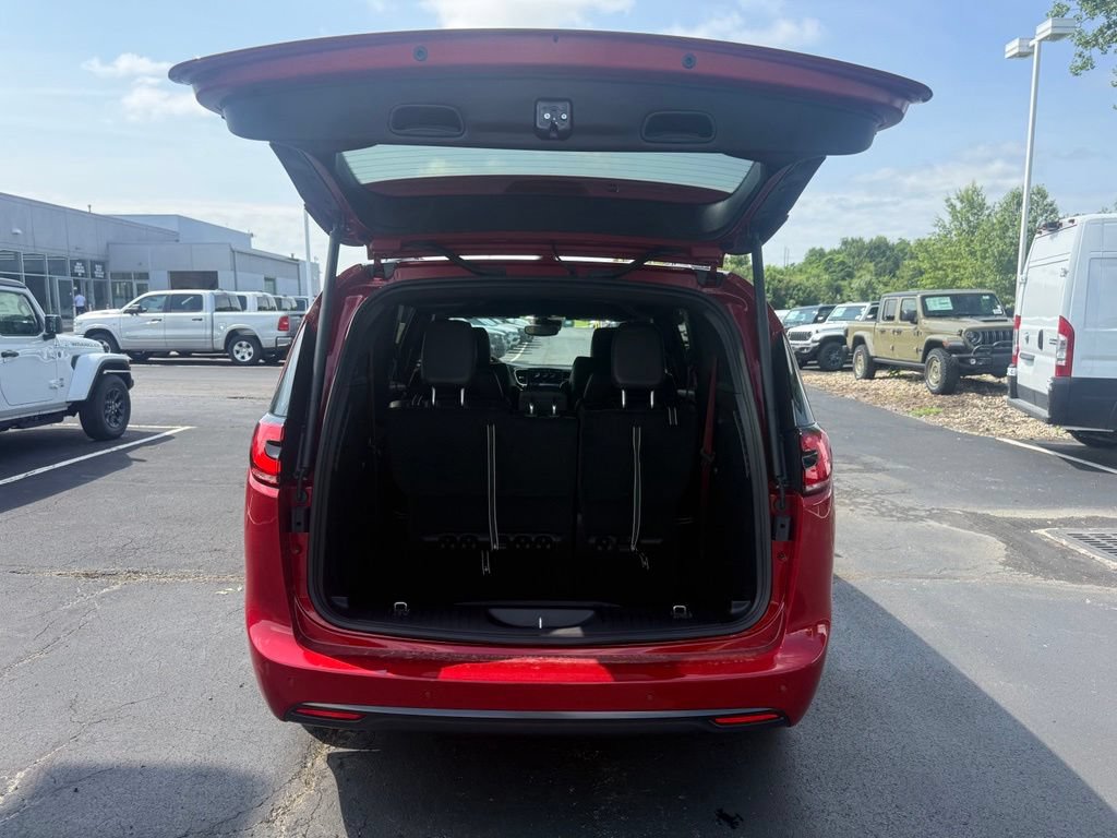 New 2027 Chrysler Pacifica Select FWD image 44