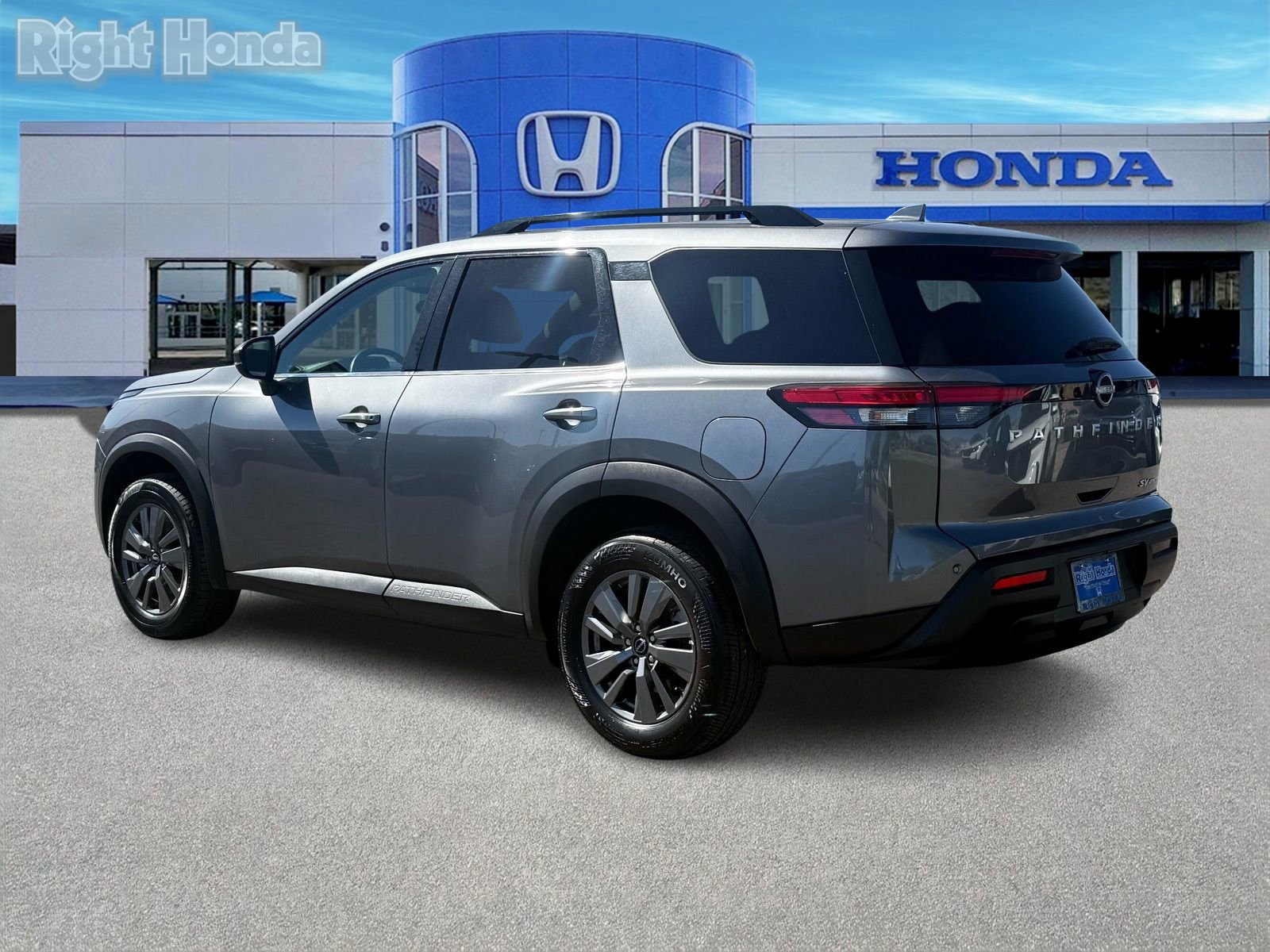 Used 2024 Nissan Pathfinder SV image 4