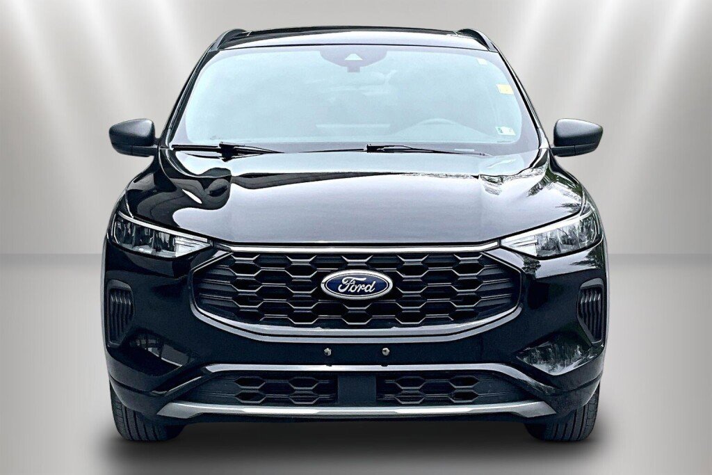 Used 2023 Ford Escape ST-Line w/ Tech Pack #1 AWD/4WD image 2