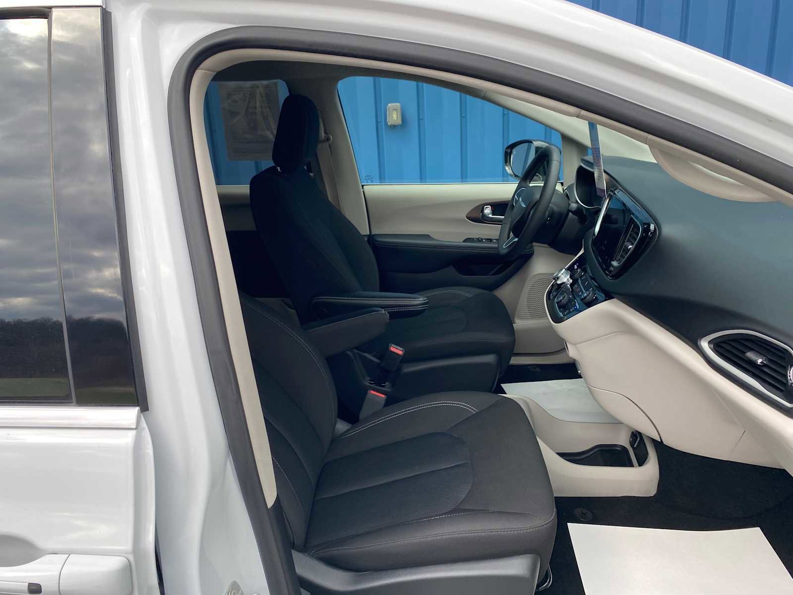 Used 2024 Chrysler Voyager LX image 33