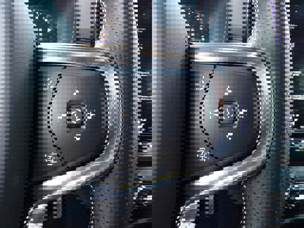 Used 2021 Volvo XC40 T5 R-Design w/ Protection Package Premier image 17