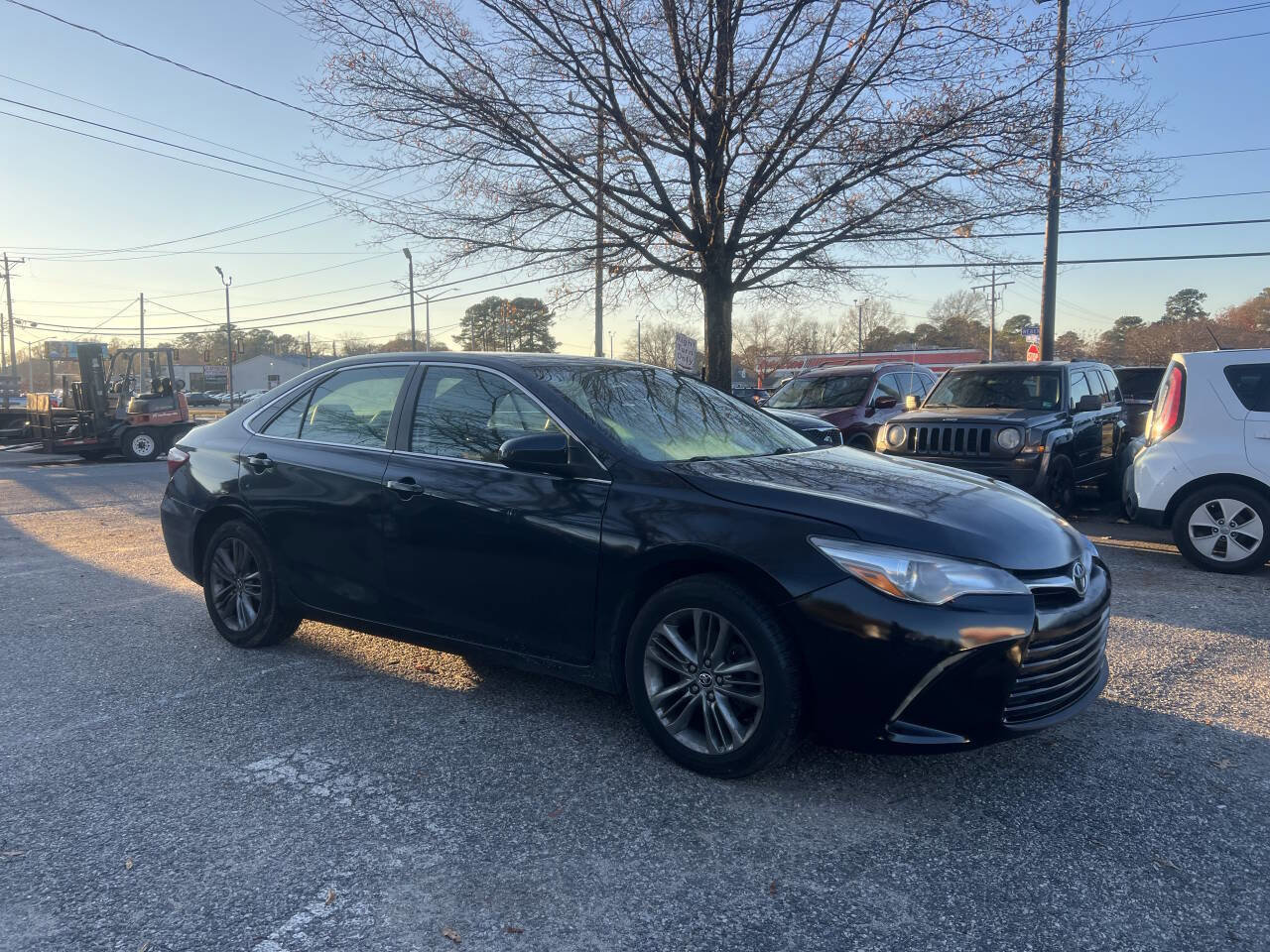 Used 2016 Toyota Camry SE image 4