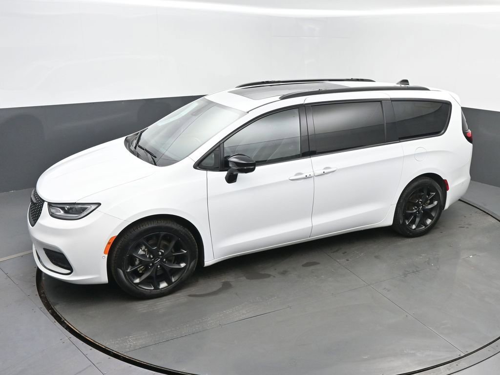 Used 2025 Chrysler Pacifica Limited image 37