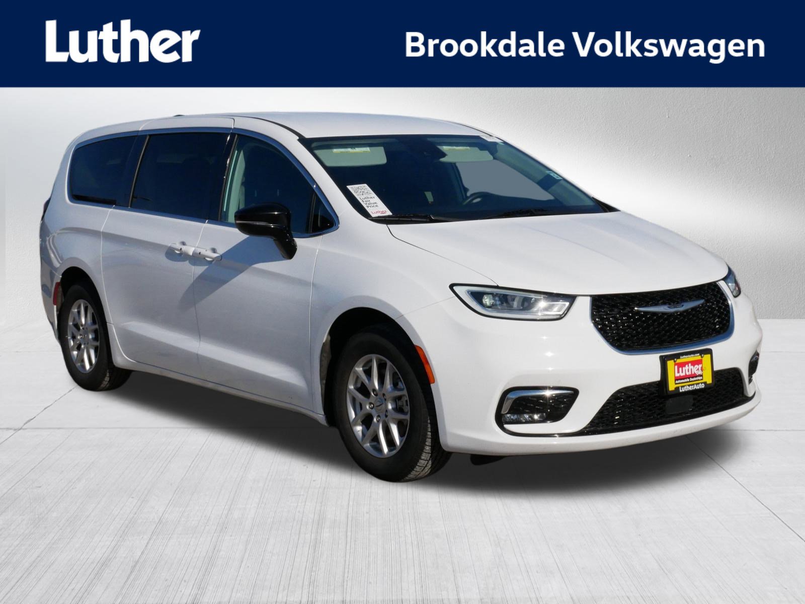 Used 2024 Chrysler Pacifica Touring-L FWD image 1