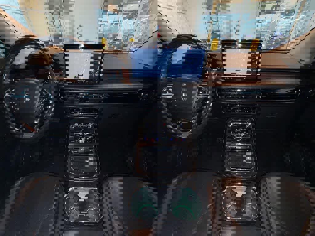 Used 2022 Lincoln Nautilus Reserve w/ Equipment Group 201A image 14