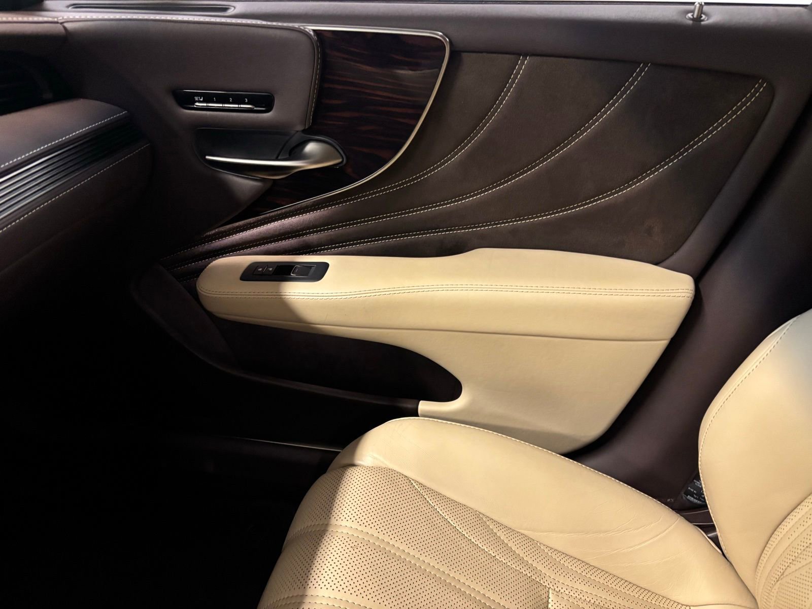 Used 2018 Lexus LS 500 w/ Luxury Package RWD image 15