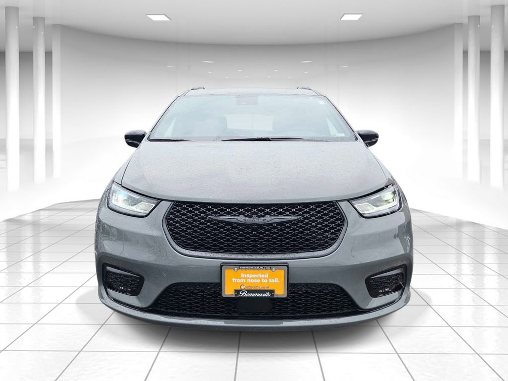 Used 2023 Chrysler Pacifica Limited w/ Uconnect Theater Family Group image 8