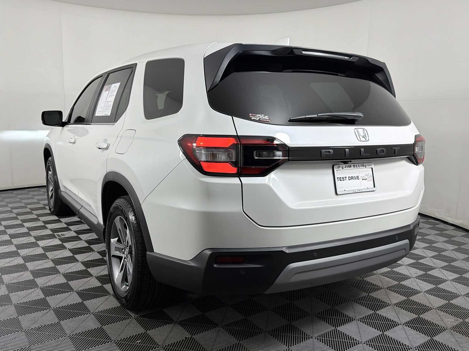 Used 2025 Honda Pilot EX-L image 4