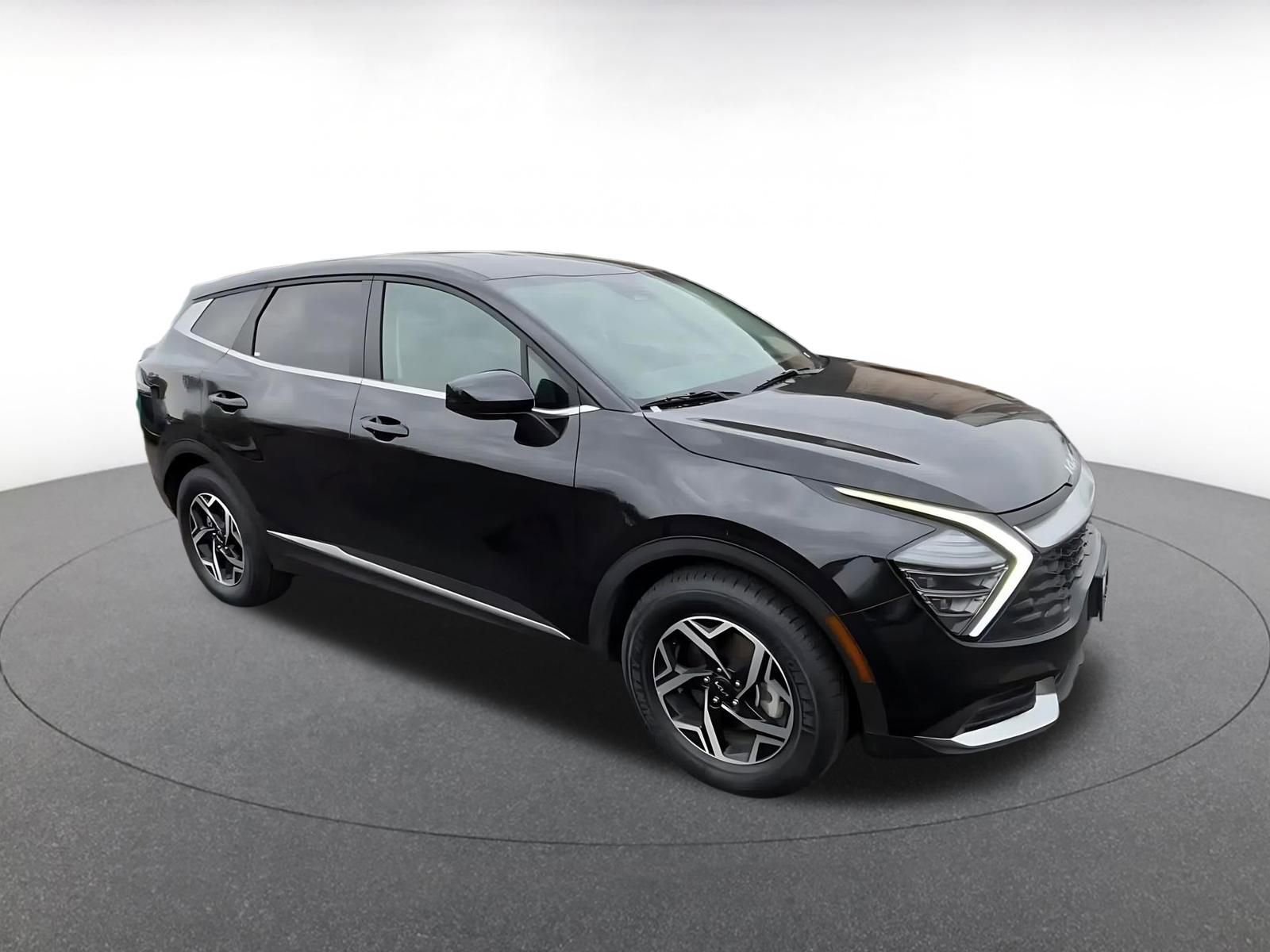 Used 2025 Kia Sportage LX image 2