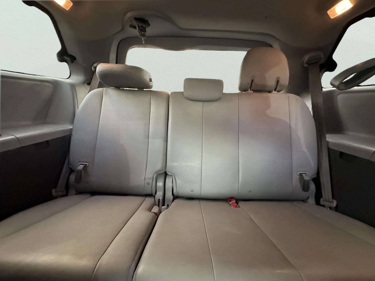 Used 2020 Toyota Sienna XLE w/ XLE Navigation Package FWD image 12