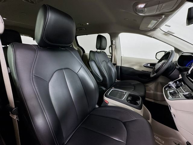 Used 2023 Chrysler Pacifica Touring-L image 28
