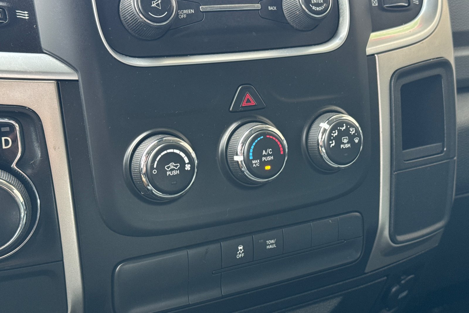 Used 2018 RAM 1500 Classic SLT RWD image 19