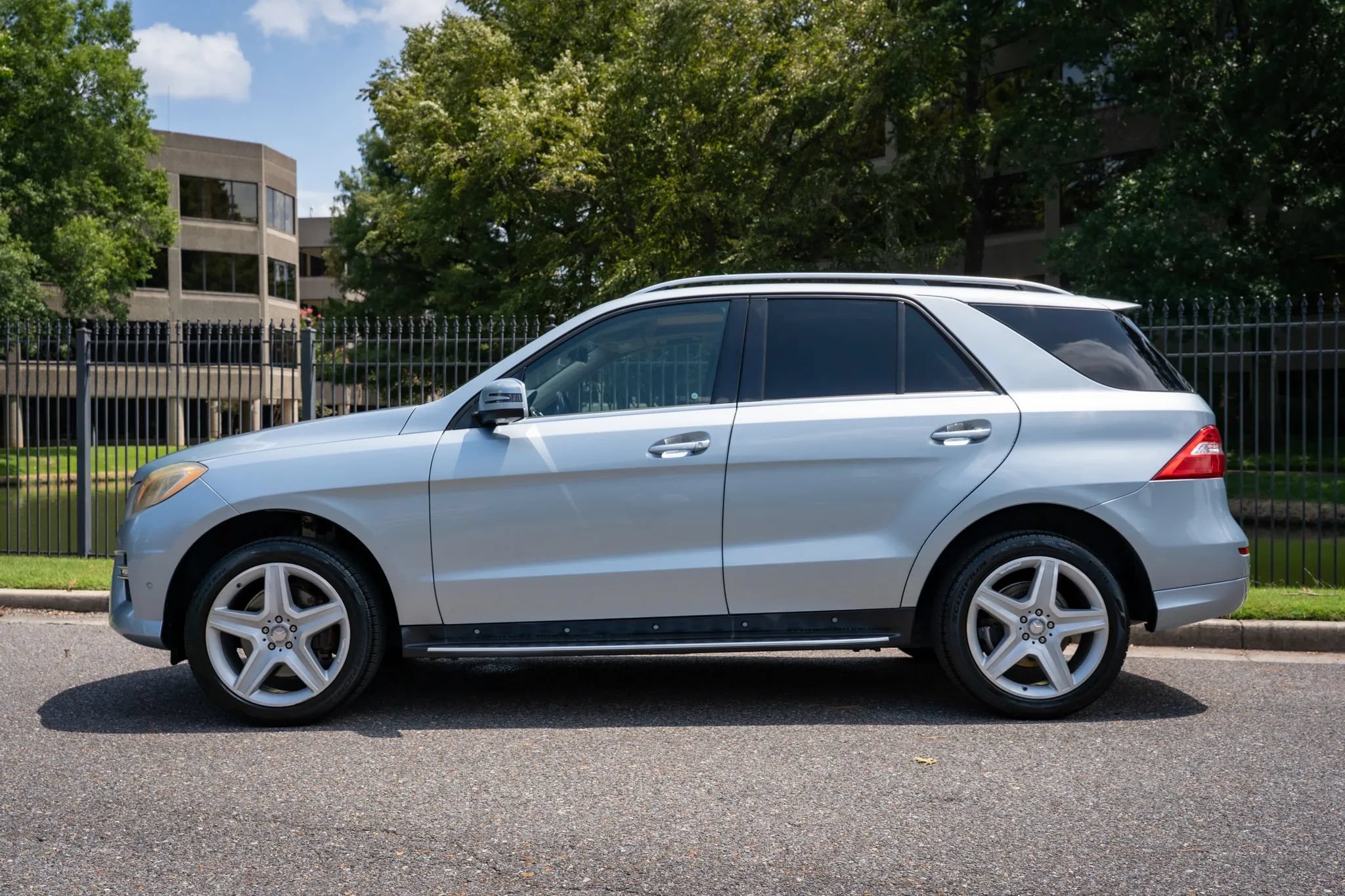 Used 2015 Mercedes-Benz ML 400 4MATIC w/ Lighting Package image 9
