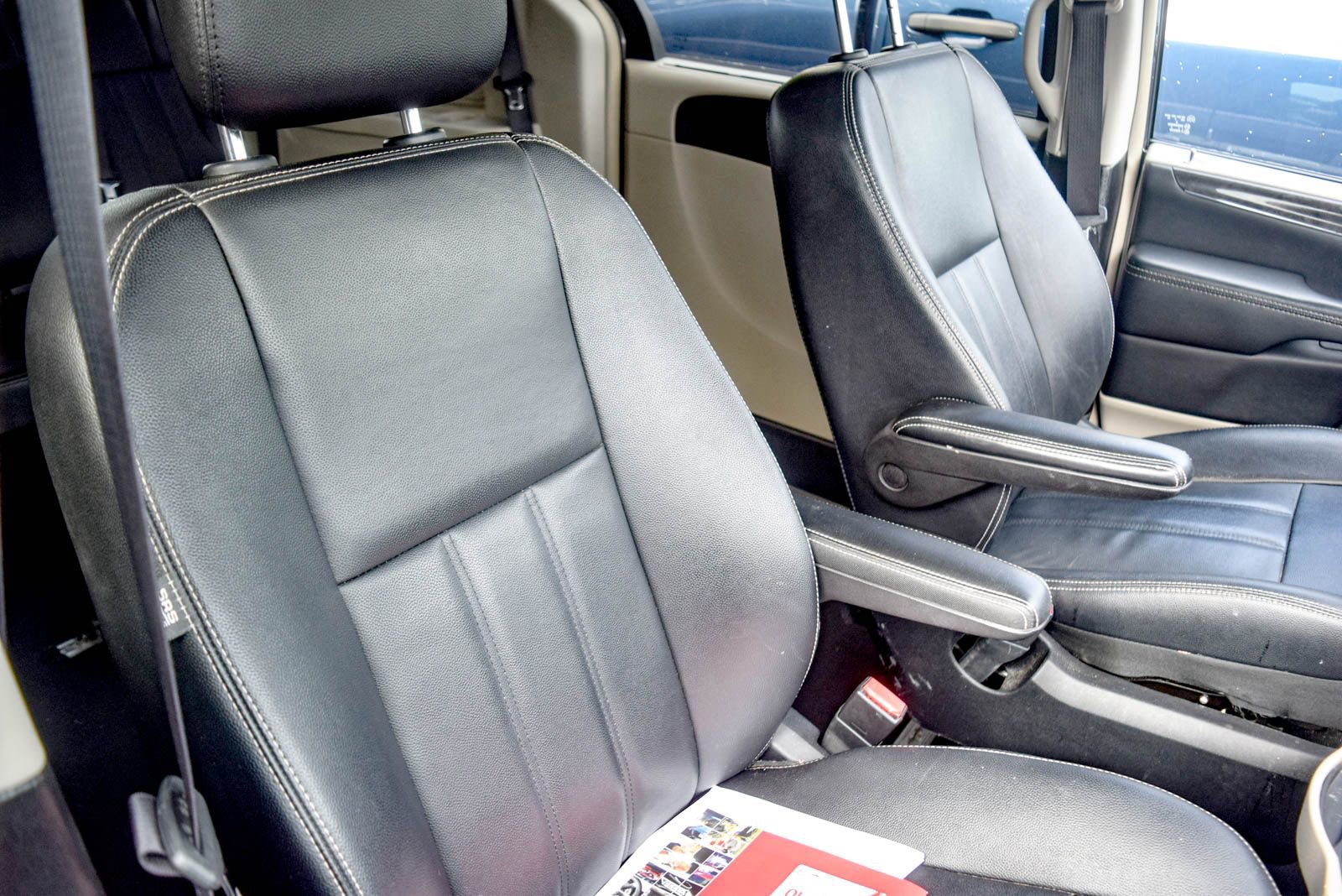 Used 2016 Chrysler Town & Country Touring w/ Driver Convenience Group FWD image 9