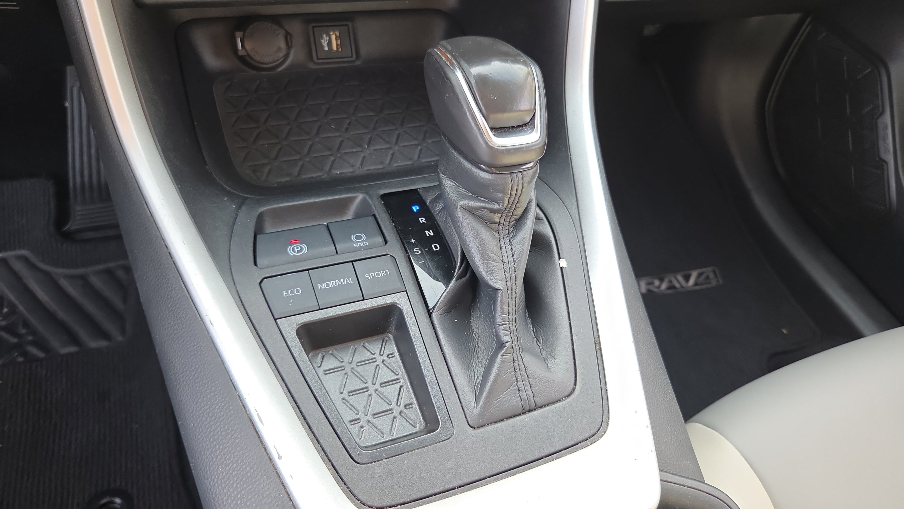 Used 2024 Toyota RAV4 XLE Premium w/ Weather Package FWD image 21