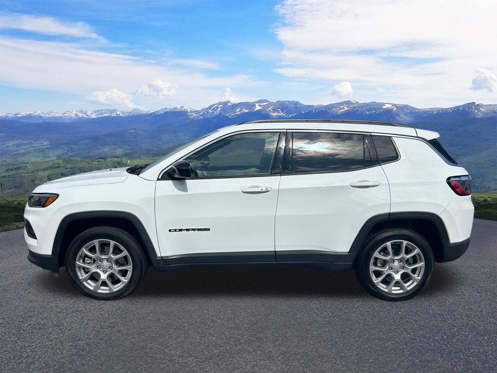 Used 2024 Jeep Compass Latitude AWD/4WD image 2