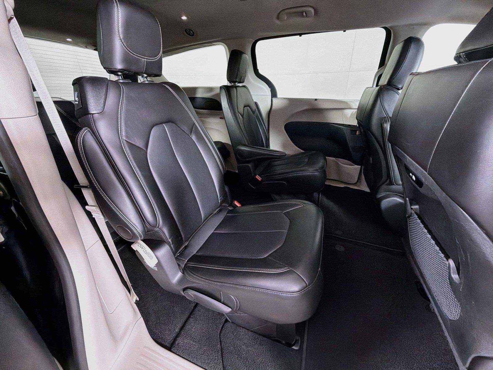 Used 2024 Chrysler Pacifica Touring-L FWD image 29
