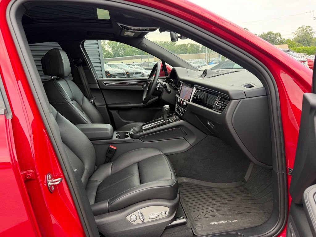Used 2025 Porsche Macan AWD/4WD image 13