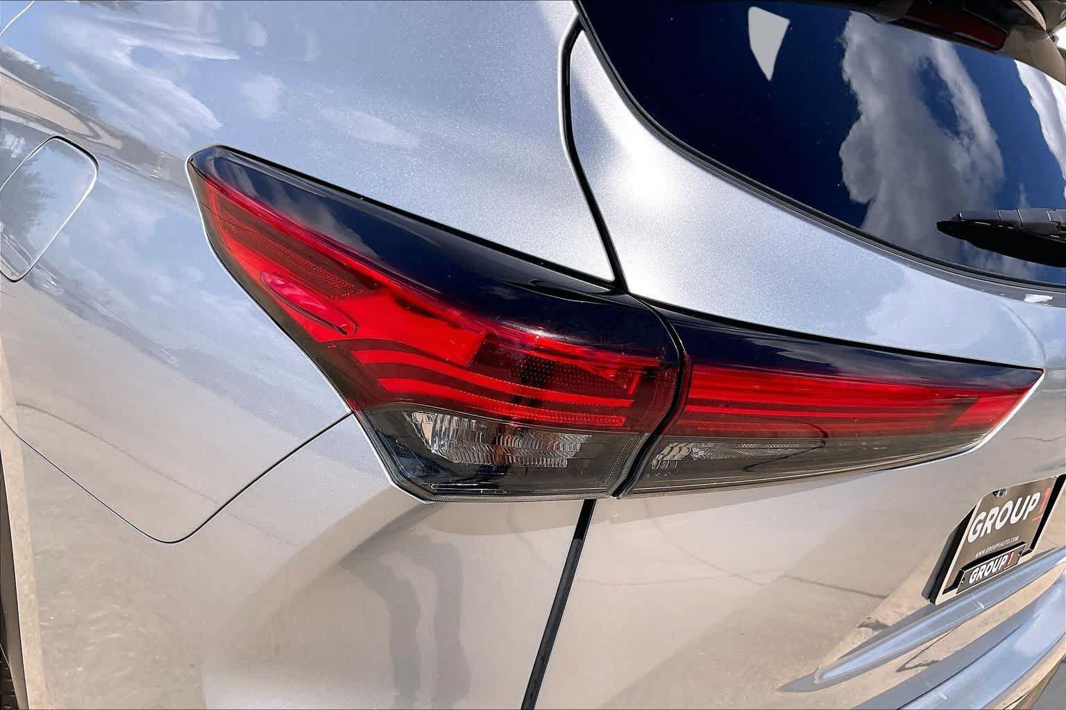 Used 2021 Toyota Highlander LE FWD image 24