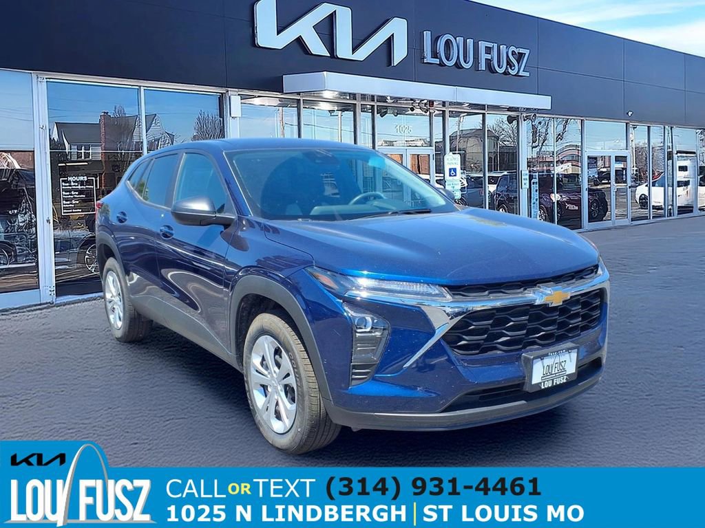Used 2024 Chevrolet Trax LS w/ Driver Confidence Package FWD image 1
