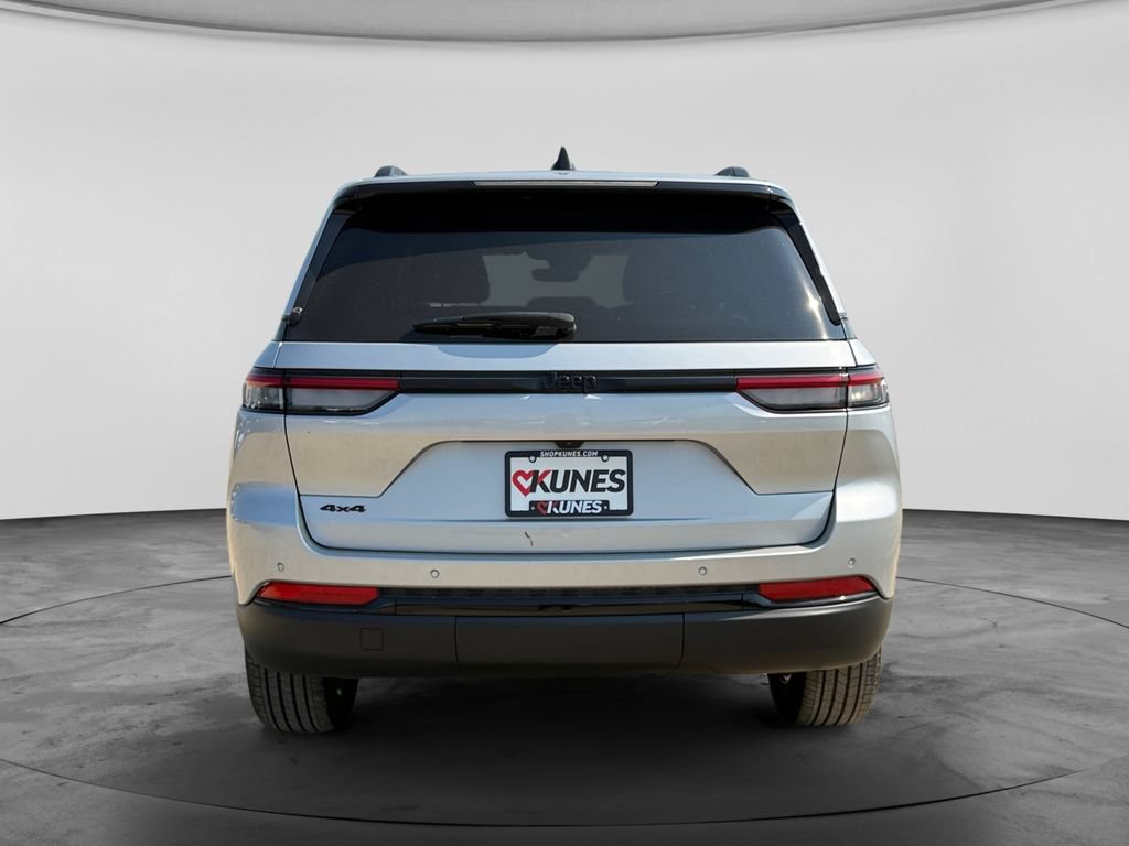 Used 2025 Jeep Grand Cherokee Altitude AWD/4WD image 9