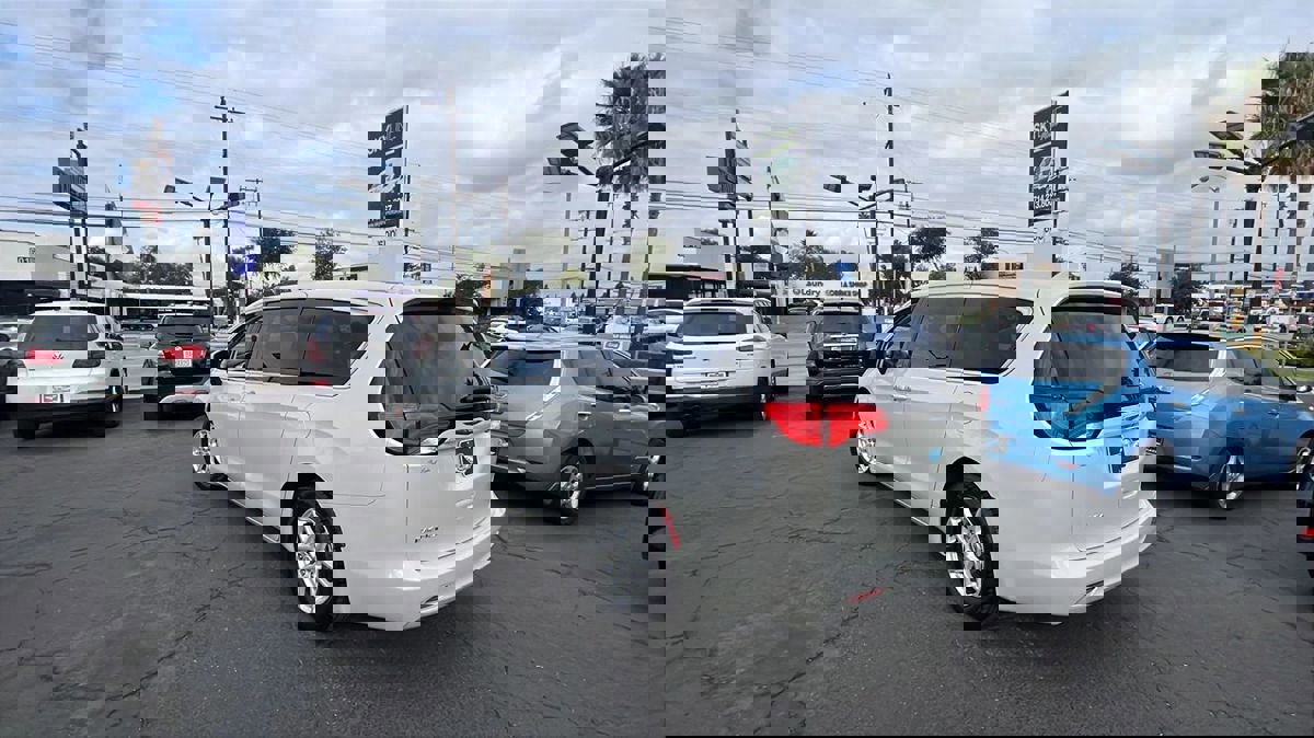 Used 2017 Chrysler Pacifica Touring image 4