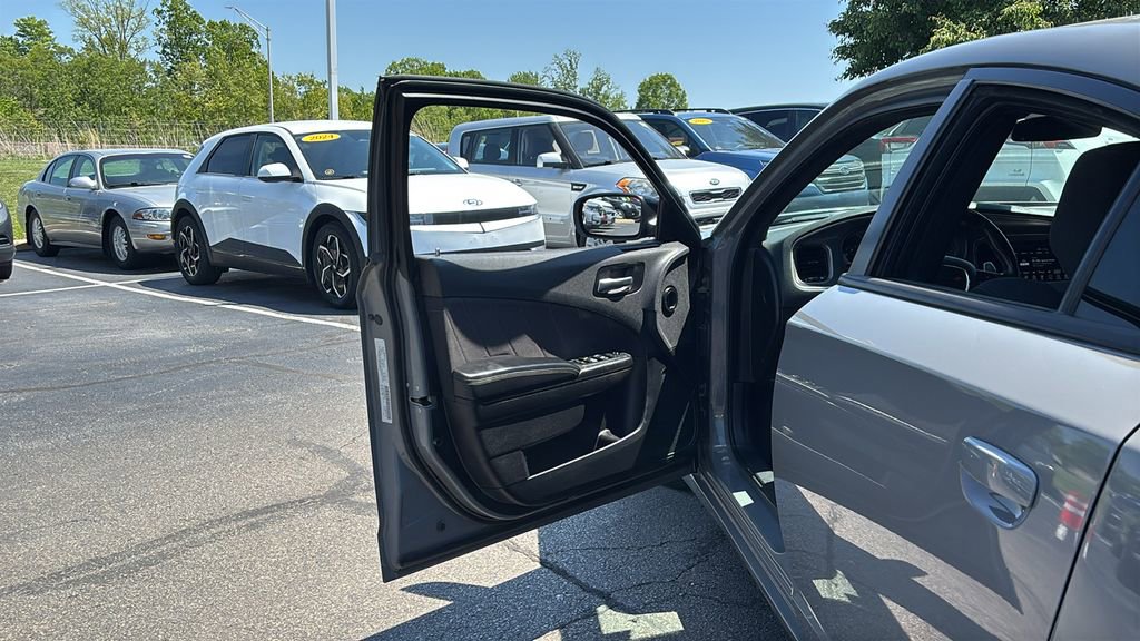 Used 2019 Dodge Charger SXT w/ Blacktop Package RWD image 11