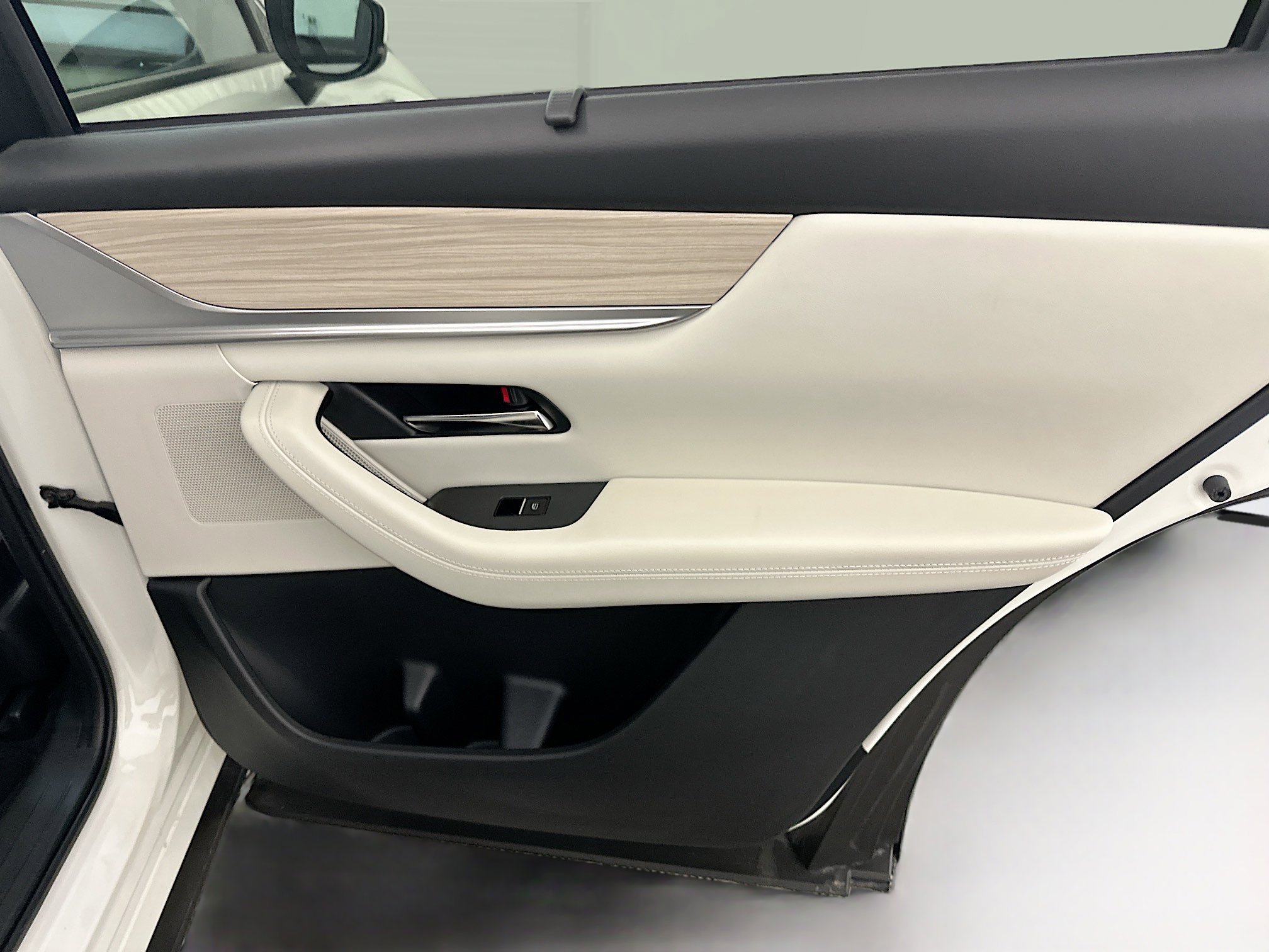 Used 2024 MAZDA CX-90 Plug-In Hybrid w/ Premium Plus image 34