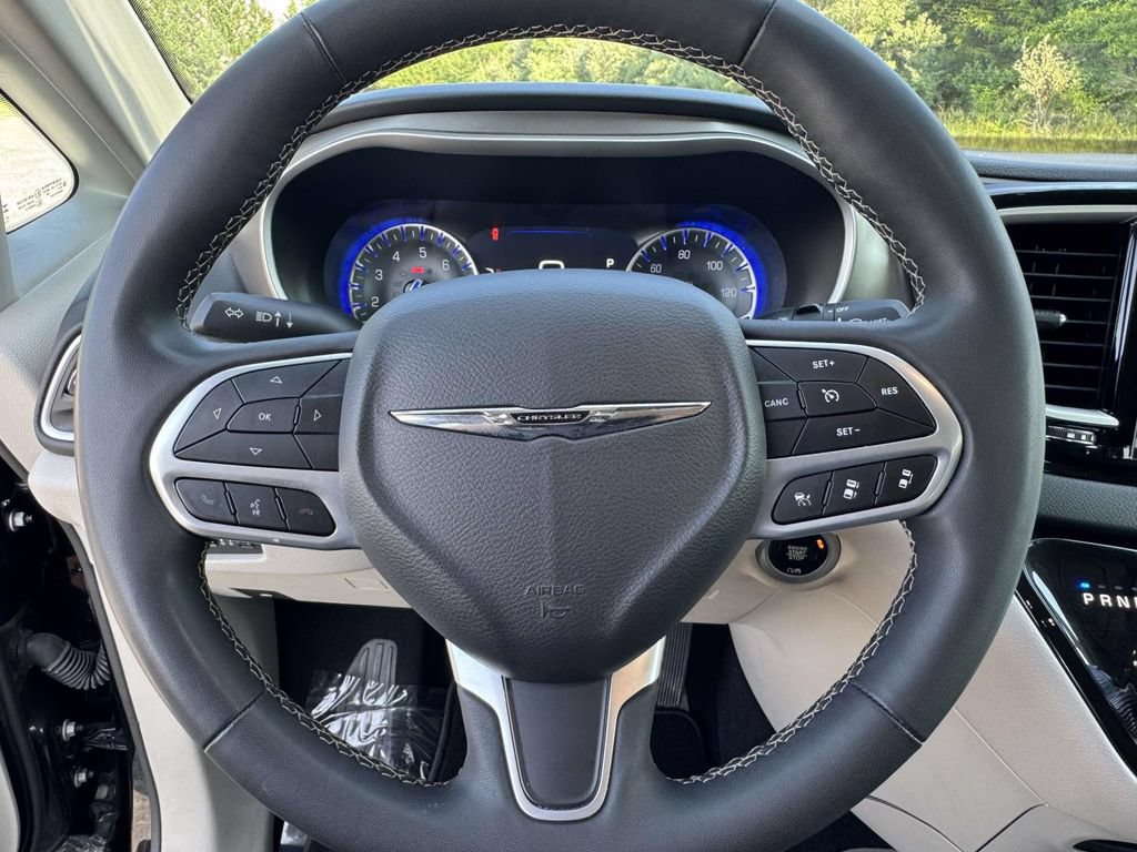 Used 2024 Chrysler Pacifica Touring-L FWD image 17