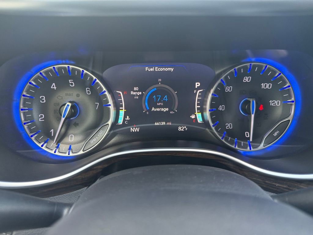 Used 2023 Chrysler Pacifica Limited image 16