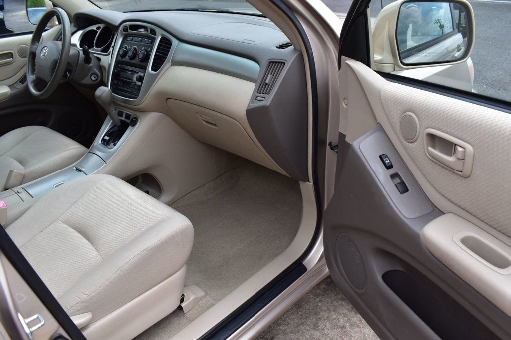 Used 2005 Toyota Highlander 4WD V6 w/ 3rd Row image 18