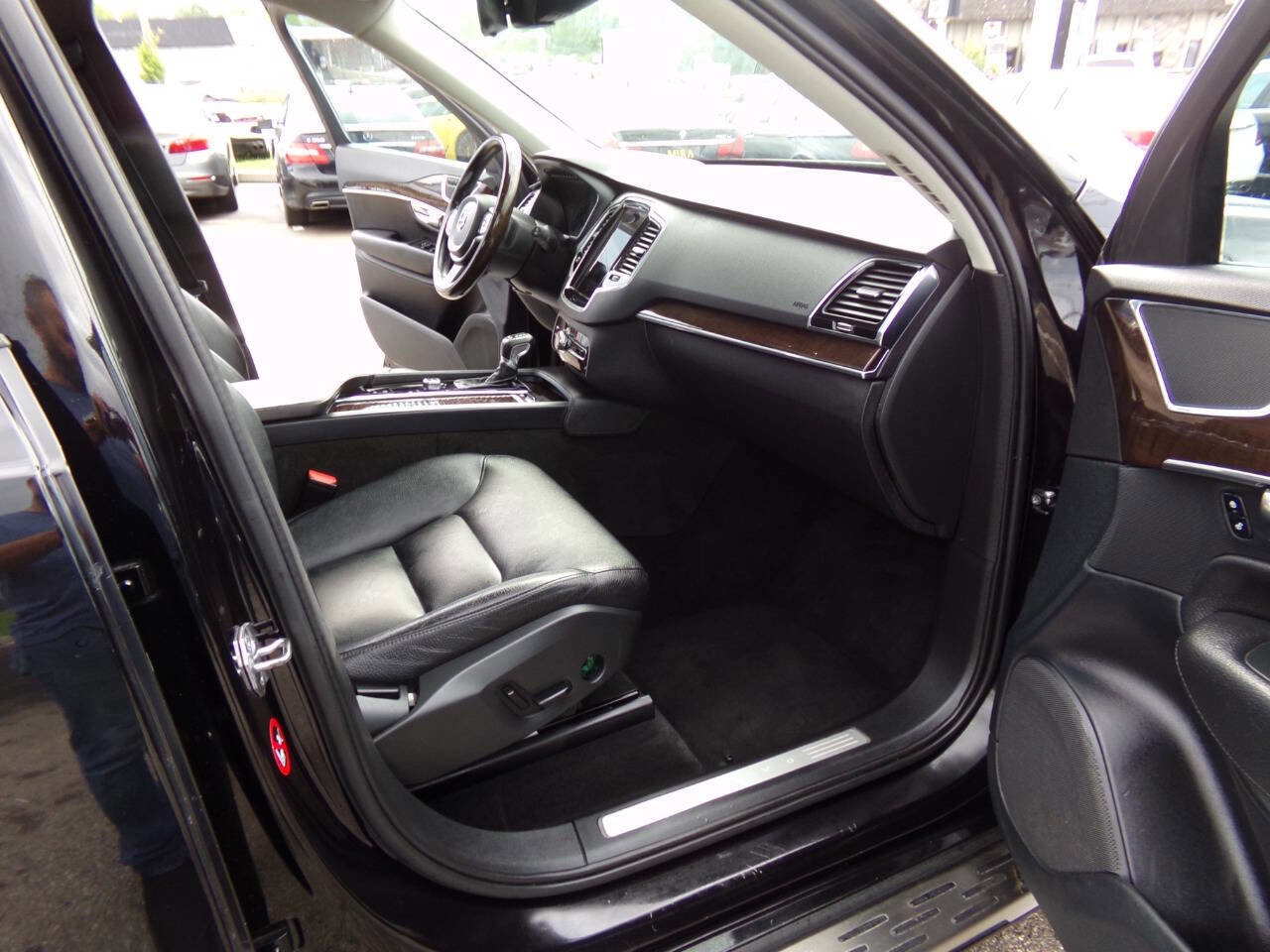 Used 2016 Volvo XC90 T6 Momentum w/ Momentum Plus Package image 28