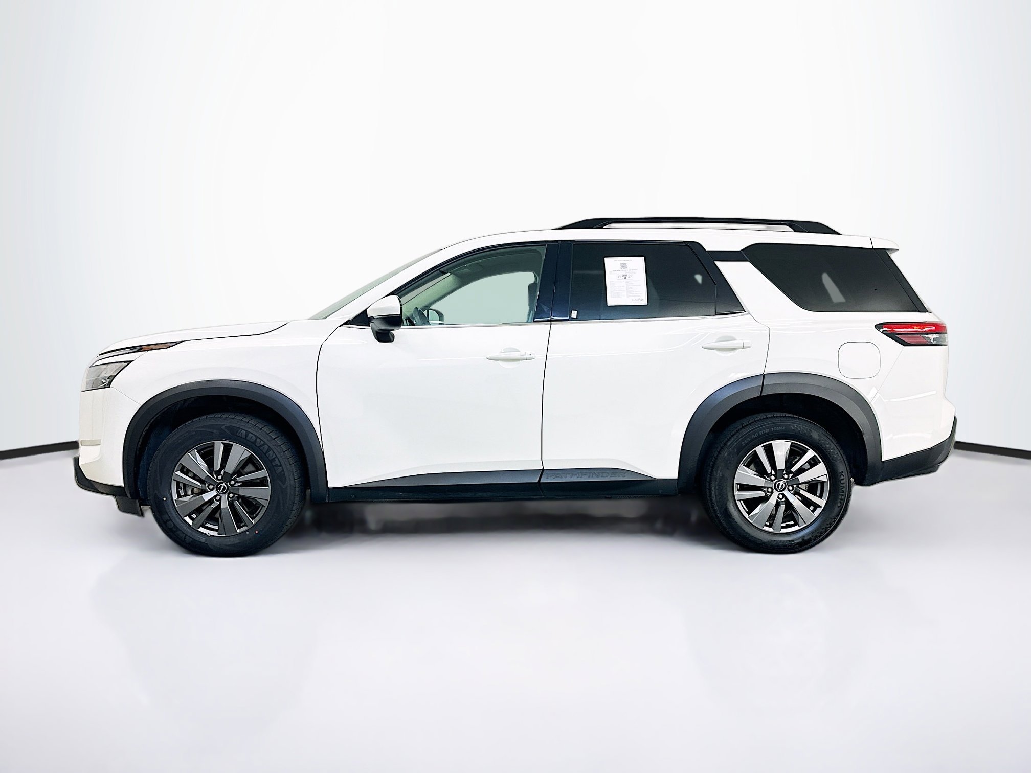 Used 2025 Nissan Pathfinder SV image 4