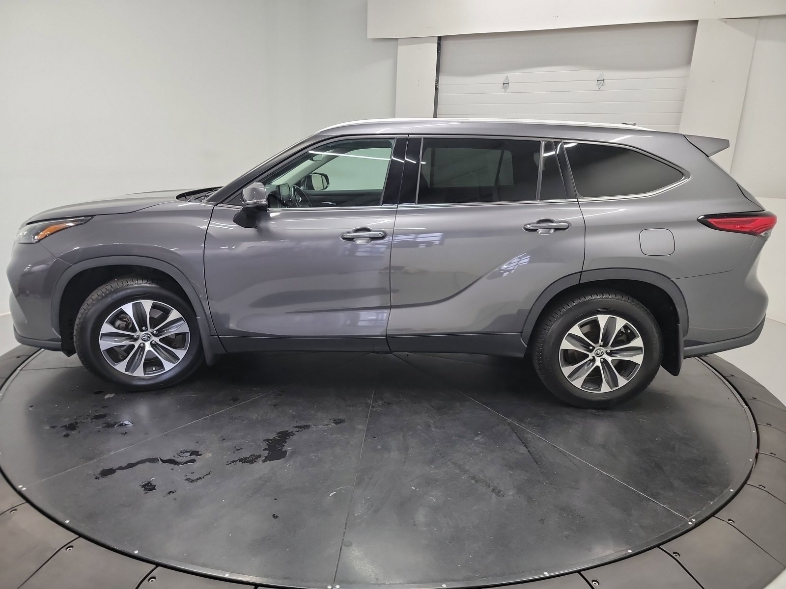 Used 2022 Toyota Highlander XLE AWD/4WD image 4