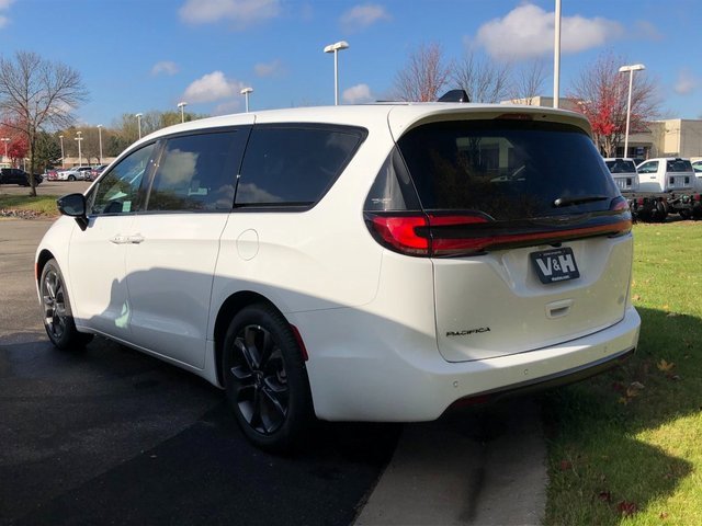 New 2026 Chrysler Pacifica Select image 5