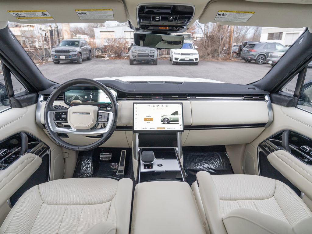 Certified 2025 Land Rover Range Rover SE image 18
