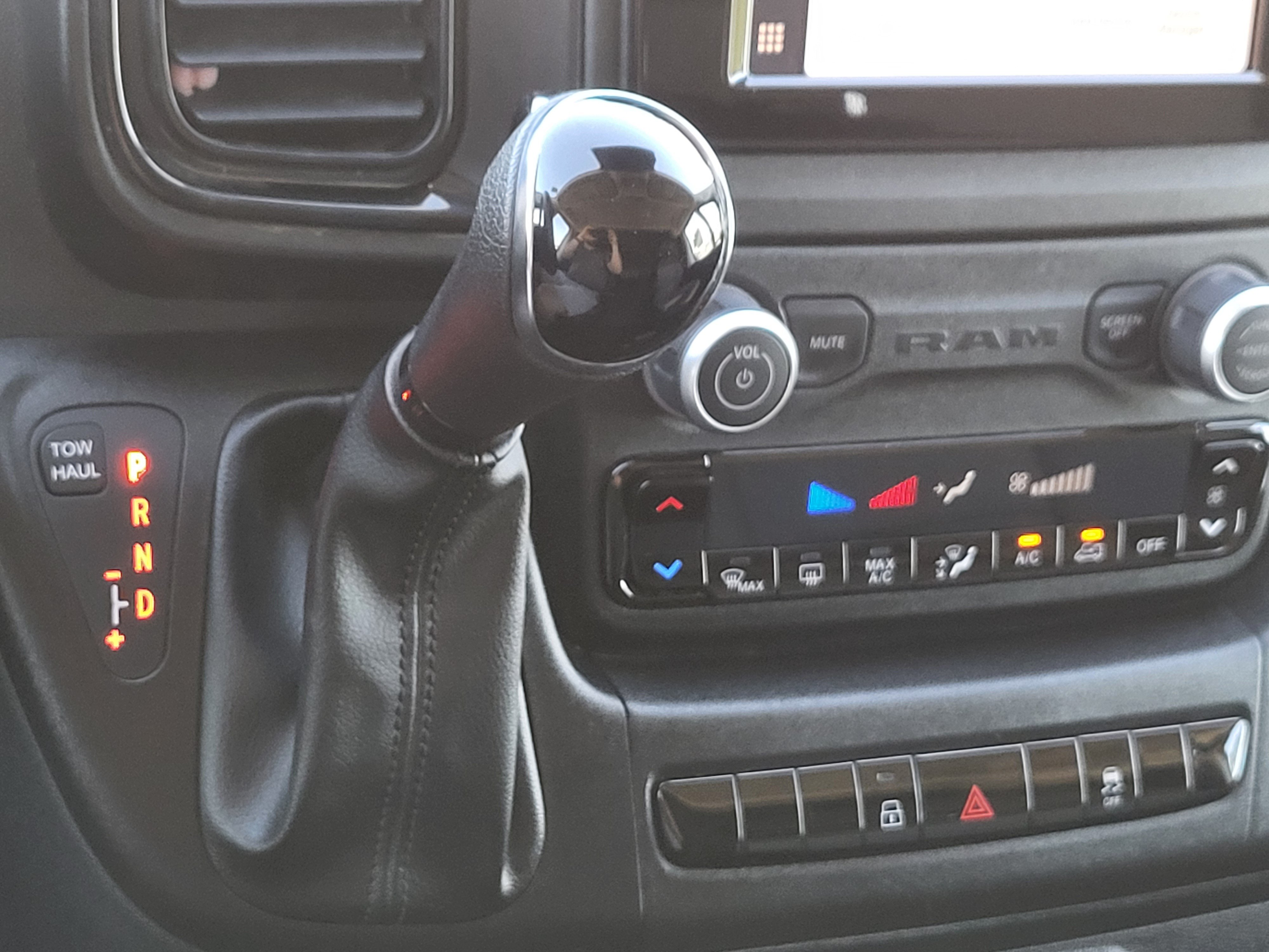 Used 2025 RAM ProMaster 2500 w/ Convenience Group FWD image 18